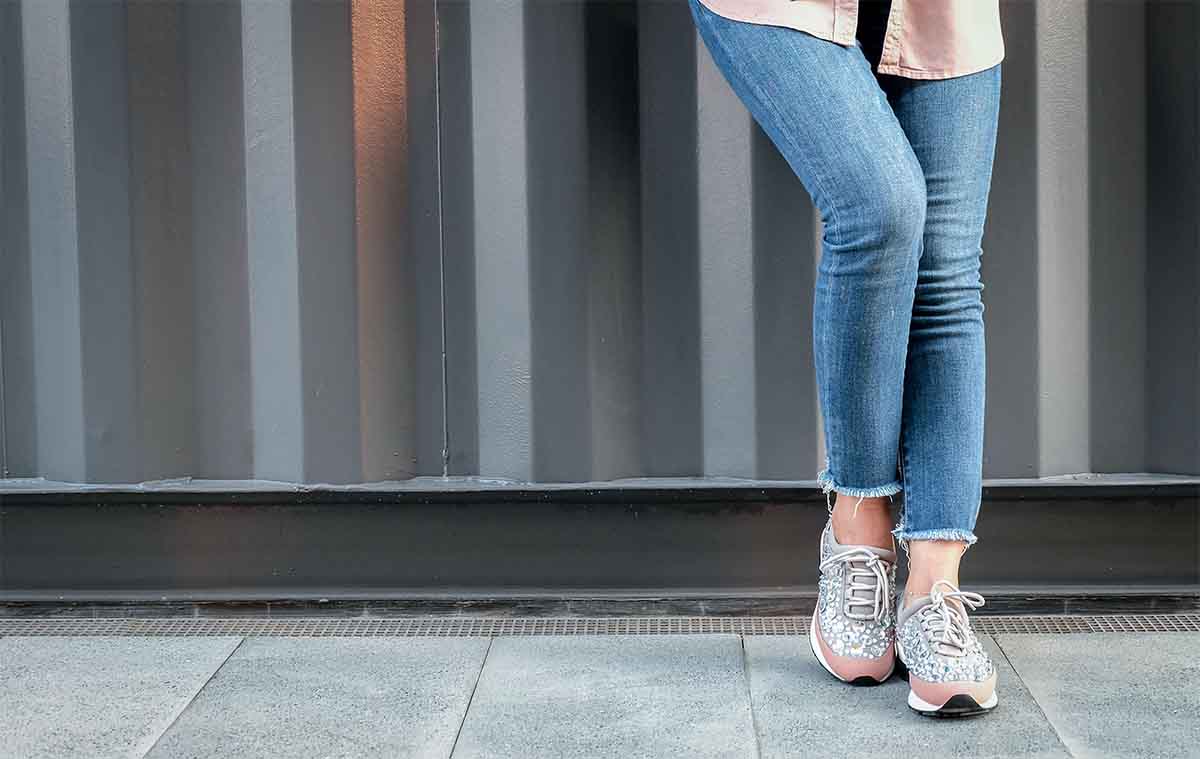 Calzado deportivo para mujer piernas femeninas delgadas en jeans y  zapatillas de deporte casuales con estilo blanco zapatos cómodos de verano  para mujer moda casual para mujer