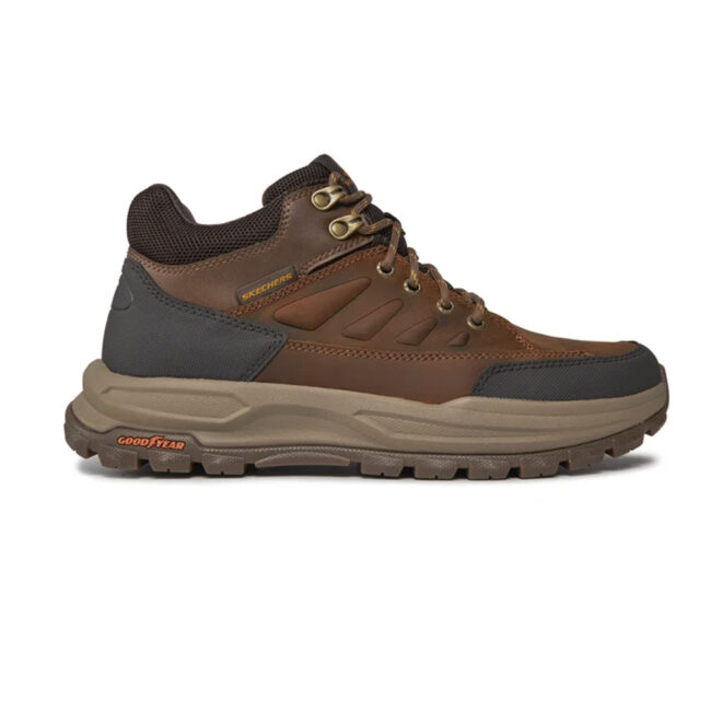 Botines Skechers Zeller Bazemore marrón para hombre, con plantilla Skechers Air-Cooled Memory Foam® y suela de goma Goodyear®. Diseñados para ofrecer tracción superior y comodidad con un ajuste Relaxed Fit®.