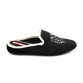 Zapatilla de casa abierta para mujer Norteñas 7-35-25, confeccionada en material suave tipo terciopelo (bamara) con escudo bordado en gris. Diseño ligero, con cuña de 3 cm y suela de goma antideslizante, ideal para el hogar.