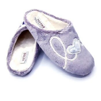 Zapatillas Vul Ladi lila con un encantador diseno de corazones. Suaves calidas y perfectas para tus momentos de relax en casa 4 1 - ZAPATILLA MUJER VUL LADI LILA CON DISEÑO DE CORAZONES | PANTUFLAS SUAVES Y ROMÁNTICAS PARA CASA