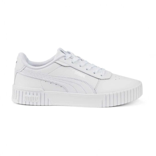 Zapatilla PUMA Carina 2.0 para mujer, fabricada en piel sintética resistente, con detalles en blanco y una suela de goma con plataforma. Perfecta para combinar con cualquier estilo.