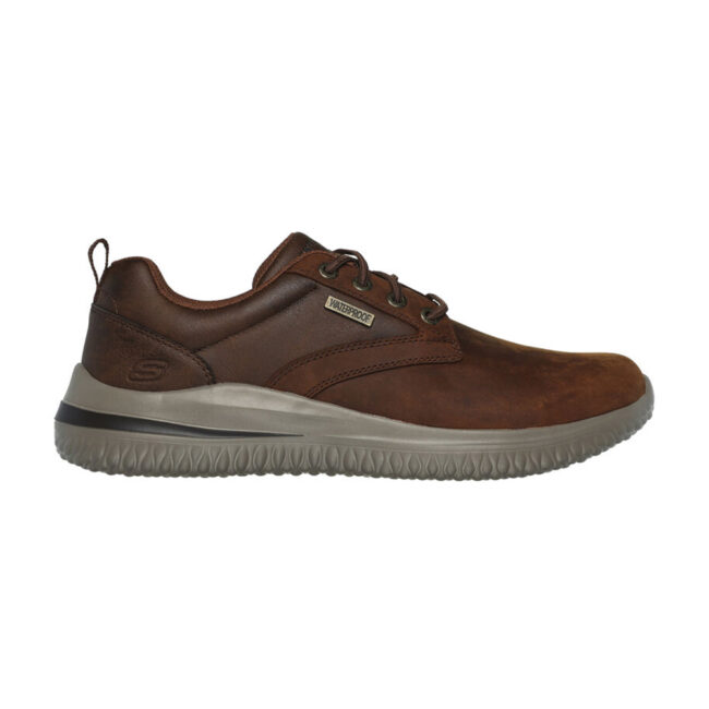 Zapatillas para hombre Skechers Delson Glavine, con parte superior de piel impermeable y cordones elásticos. Equipadas con plantilla Skechers Air-Cooled Memory Foam® y amortiguación Goga Mat Arch™, ofrecen soporte y comodidad en cualquier condición.