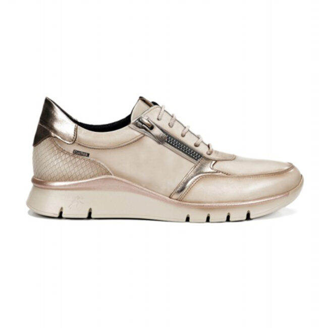 Deportivo Fluchos para mujer en piel taupe con detalles dorados, cremallera lateral y plantilla acolchada extraíble. Ideal para un look moderno y cómodo.