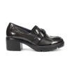 zapato mujer mocasin fluchos tacon piel charol elegancia confort - ZAPATO MUJER MOCASÍN FLUCHOS TACÓN PIEL | ELEGANCIA Y CONFORT EN CADA PASO Mocasín Fluchos para mujer, fabricado en piel charol con tacón ancho. Diseño elegante con cadena decorativa y ajuste elástico en el empeine. Comodidad garantizada gracias a su plataforma integrada y plantillas extraíbles.