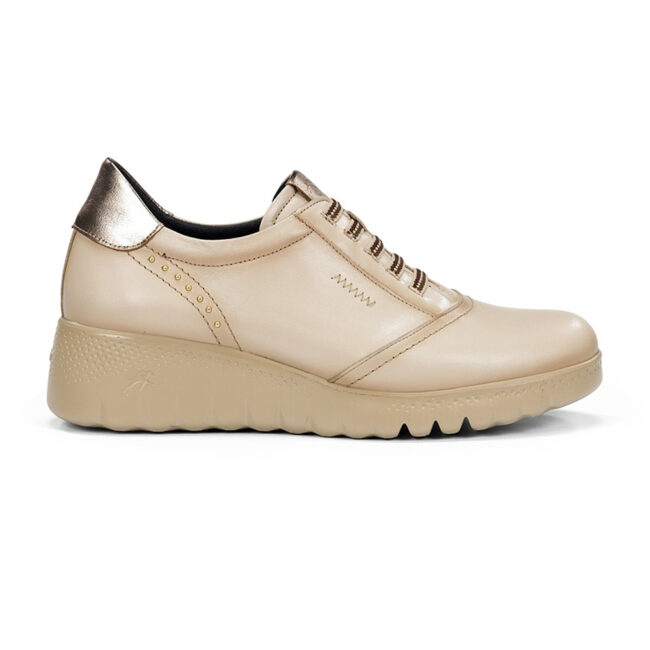 Zapatilla deportiva para mujer Fluchos Live F2096 en color porcelana (beige), con cuña ligera de 5 cm y cierre elástico. Fabricada en piel de alta calidad con forro textil y plantilla extraíble. Perfecta para un look formal y cómodo.