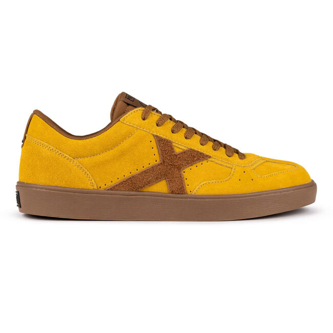 Zapatillas Munich Break 36 para hombre en color amarillo, con diseño deportivo y minimalista. Inspiradas en los años 90, estas zapatillas de caña baja presentan una suela vulcanizada que aporta un toque retro y urbano.