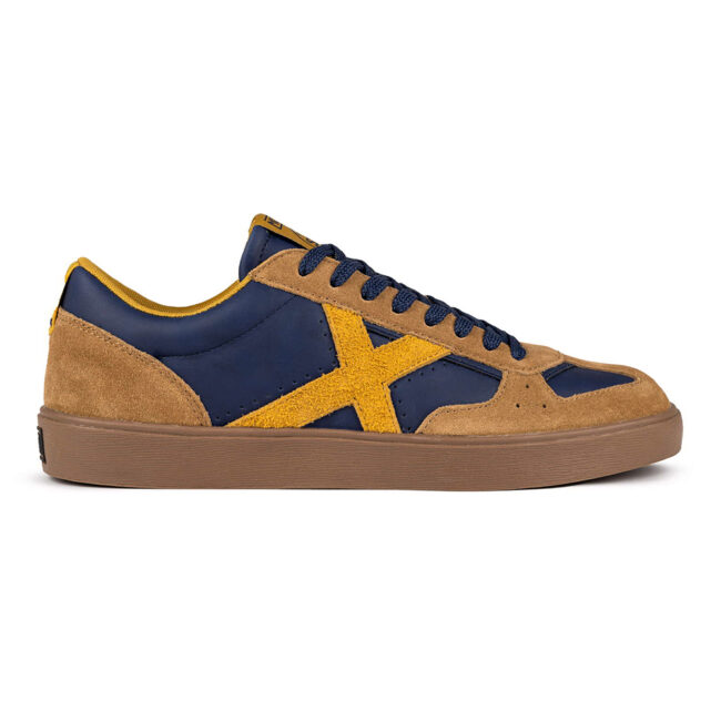 Zapatillas Munich Break 39 para hombre en color marino, con diseño deportivo y minimalista. Inspiradas en los años 90, estas zapatillas de caña baja presentan una suela vulcanizada que aporta un toque retro y urbano.