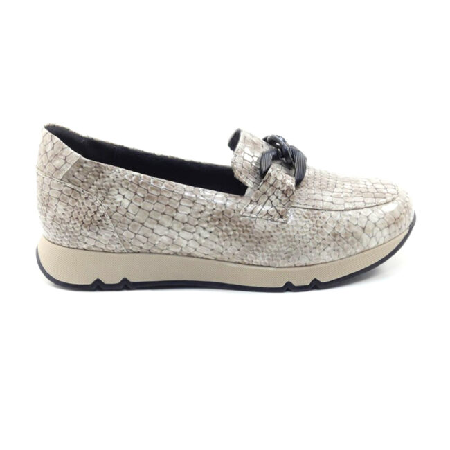 Zapato mocasín para mujer Doctor Cutillas 82822 en color beige grabado pitón, fabricado en piel vegana. Equipado con plantilla memory foam extraíble y forro con aloe vera y iones de plata antibacterianos. Suela de goma ligera antideslizante.