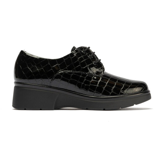 Blucher en coco para mujer Pitillos 10057 en color negro, con cordones y un diseño elegante. Parte de la nueva colección Otoño-Invierno 2024, este modelo ofrece estilo y confort, ideal para un look sofisticado y casual.