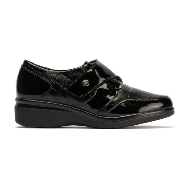 Blucher de mujer Pitillos 10025 disponible en color negro y marrón, con diseño en piel estilo coco y cierre de velcro. Equipado con suela de poliuretano y plantilla extraíble para mayor comodidad. Ideal para un uso diario cómodo y estiloso.