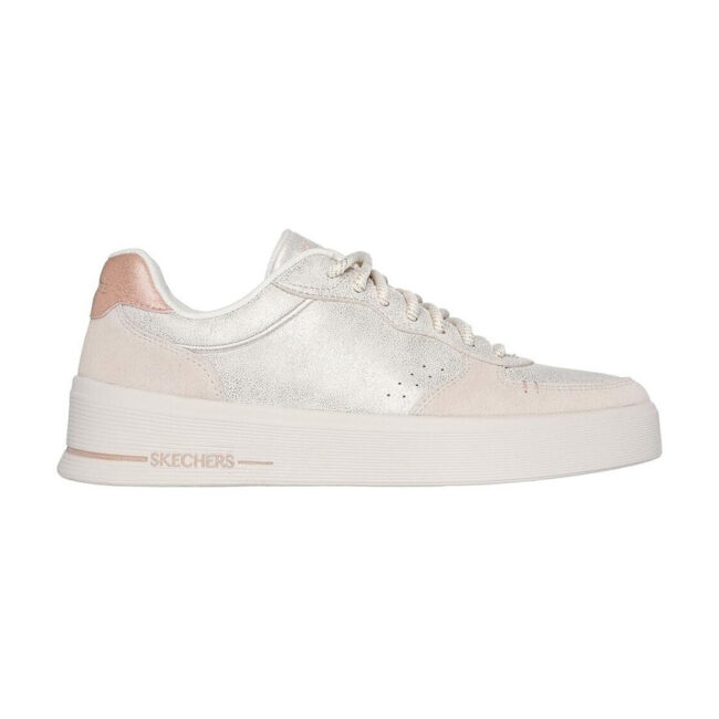 Deportiva mujer Skechers Hiland - Shimmering Splendid en piel beige metalizada. Detalle en talonera y plataforma antideslizante. Con plantilla Air-Cooled Memory Foam® para mayor amortiguación y cuña de 2,5 cm. Ideal para un look moderno y cómodo.