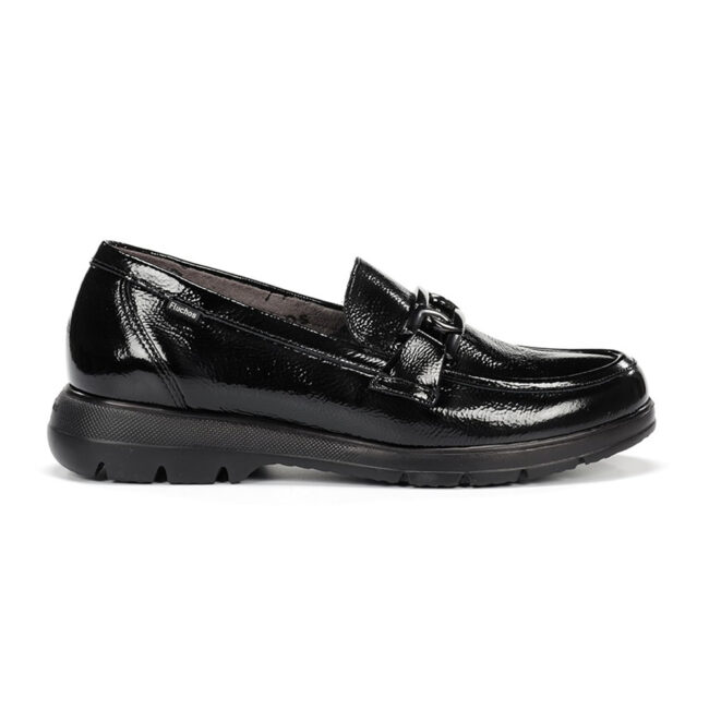 Mocasín Gladis F1794 para mujer en color negro, con horma redondeada para un look juvenil. Fabricado en piel suave y flexible, con acolchado de espuma interior para máxima comodidad. Suela con aires deportivos y un diseño refinado.