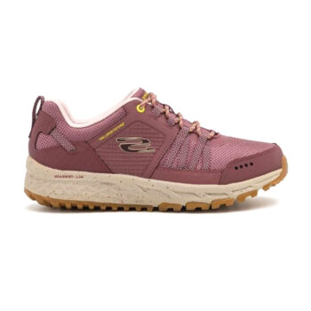 Zapatillas de senderismo Skechers Escape Plan Endless Pursuit para mujer. Fabricadas con parte superior de piel impermeable, piel sintética y malla, con plantilla Skechers Air-Cooled Memory Foam® y suela de goma de alta tracción para todo tipo de terrenos. Talón de 2,5 cm.