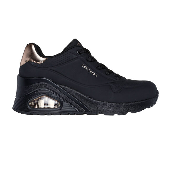 Renueva tu estilo con las Skechers Uno Wedge - HI Steps para mujer, disponibles en negro o blanco. Fabricadas en durabuck con detalles metálicos en duraleather, cuentan con plantilla Skechers Air-Cooled Memory Foam® y media suela con cámara de aire visible Skech-Air®.