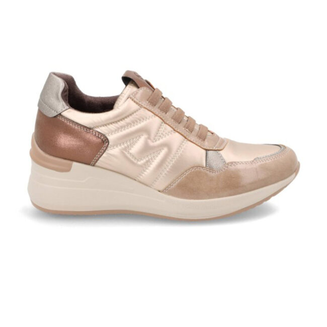 Zapatillas deportivas para mujer Mysoft 24M592 en color taupe. Fabricadas en nylon con detalles en PU Leather, cuentan con un interior cálido y plantilla acolchada. Cierre elástico y suela ligera con cuña de 4,5 cm para mayor comodidad.