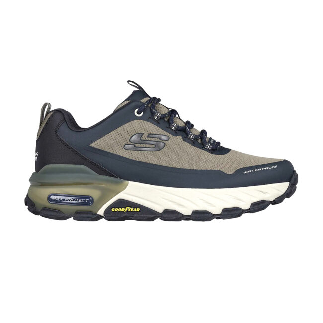 Zapatillas de trail Skechers Max Protect - Fast Track para hombre, en color verde oliva. Fabricadas con empeine de malla y material sintético resistente al agua, con plantilla Air-Cooled Memory Foam® y suela Goodyear para mayor tracción y durabilidad.