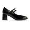 Zapato estilo Mercedes en charol para mujer Pitillos 10137 en color negro, con tacón alto de 5,5 cm y puntera cuadrada. Fabricado en piel, con suela de TPU y plantilla extraíble. Parte de la nueva colección Otoño-Invierno 2024.