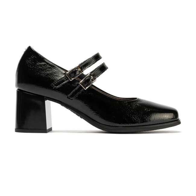 Zapato estilo Mercedes en charol para mujer Pitillos 10137 en color negro, con tacón alto de 5,5 cm y puntera cuadrada. Fabricado en piel, con suela de TPU y plantilla extraíble. Parte de la nueva colección Otoño-Invierno 2024.