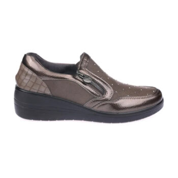 Zapato confort para mujer Mysoft 24m515, disponible en colores negro y taupe. Fabricado con paneles de material sintético y textil, decorado con piedritas en el empeine. Cierre de cremallera lateral y elástico para fácil calce. Plantilla extraíble 