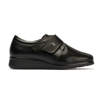 Zapato blucher para mujer Pitillos 10010 en color negro, con cierre de velcro. Confeccionado en piel y textil, con suela de poliuretano y plantilla extraíble. Ideal para un uso diario cómodo gracias a su diseño ancho especial y extracómodo.