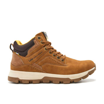 Bota hombre Lois Outdoor en color camel, fabricada en PU nobuck con forro acolchado y plantilla transpirable. Incluye collarín acolchado en textil, cierre ajustable con cordones en dos colores y suela de goma antideslizante.