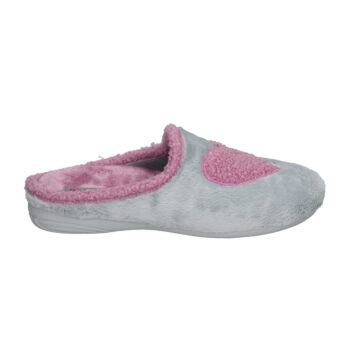 Zapatillas de estar por casa para mujer Cosdam 13039, en color gris con detalle de corazón rosa. Confeccionadas en tejido suave y con suela Biorelax que proporciona un descanso óptimo para tus pies.