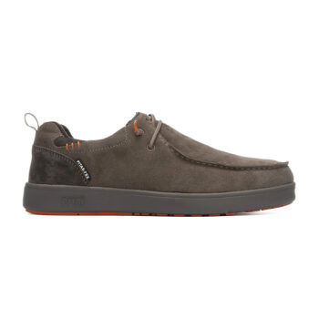 Zapato Pitas Wallabi Aral para hombre en color tórtola, con corte en serraje hidrofugado y talonera de piel nobuck. Con cordones elásticos, forro textil PITAS-TEX y suela COAST de gran agarre, es ideal para días húmedos y lluviosos.