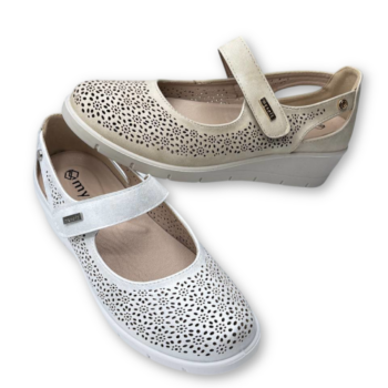 IMG 8558 - ZAPATO MUJER MYSOFT 25M208 | SALÓN CON CUÑA, DISEÑO TROQUELADO Y CIERRE DE VELCRO Zapato mujer Mysoft 25M208 - zapato de salón con cuña para mujer en color plata, con diseño troquelado, ajuste de velcro y suela antideslizante.