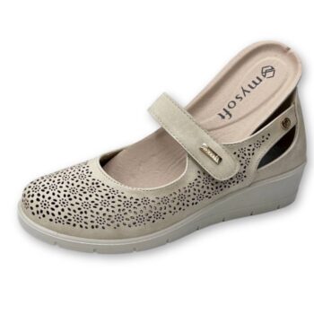 IMG 8573 - ZAPATO MUJER MYSOFT 25M208 | SALÓN CON CUÑA, DISEÑO TROQUELADO Y CIERRE DE VELCRO Zapato mujer Mysoft 25M208 - zapato de salón con cuña para mujer en color arena, con diseño troquelado, ajuste de velcro y suela antideslizante.