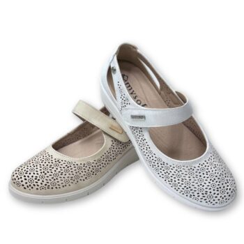 IMG 8578 - ZAPATO MUJER MYSOFT 25M208 | SALÓN CON CUÑA, DISEÑO TROQUELADO Y CIERRE DE VELCRO Zapato mujer Mysoft 25M208 - zapato de salón con cuña para mujer en color plata, con diseño troquelado, ajuste de velcro y suela antideslizante.