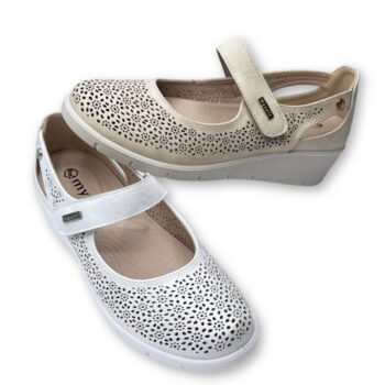 IMG 8587 - ZAPATO MUJER MYSOFT 25M208 | SALÓN CON CUÑA, DISEÑO TROQUELADO Y CIERRE DE VELCRO Zapato mujer Mysoft 25M208 - zapato de salón con cuña para mujer en color plata, con diseño troquelado, ajuste de velcro y suela antideslizante.