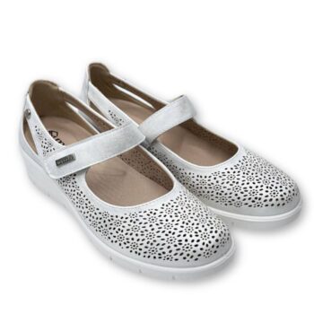 IMG 8594 - ZAPATO MUJER MYSOFT 25M208 | SALÓN CON CUÑA, DISEÑO TROQUELADO Y CIERRE DE VELCRO Zapato mujer Mysoft 25M208 - zapato de salón con cuña para mujer en color plata, con diseño troquelado, ajuste de velcro y suela antideslizante.