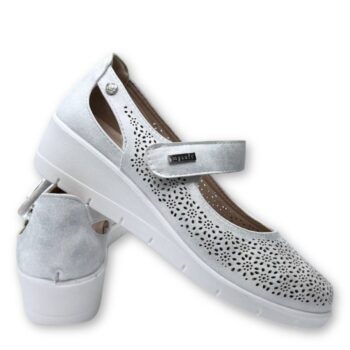IMG 8595 - ZAPATO MUJER MYSOFT 25M208 | SALÓN CON CUÑA, DISEÑO TROQUELADO Y CIERRE DE VELCRO Zapato mujer Mysoft 25M208 - zapato de salón con cuña para mujer en color plata, con diseño troquelado, ajuste de velcro y suela antideslizante.
