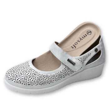 IMG 8598 - ZAPATO MUJER MYSOFT 25M208 | SALÓN CON CUÑA, DISEÑO TROQUELADO Y CIERRE DE VELCRO Zapato mujer Mysoft 25M208 - zapato de salón con cuña para mujer en color plata, con diseño troquelado, ajuste de velcro y suela antideslizante.