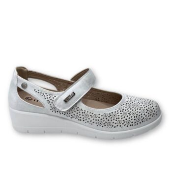 IMG 8614 - ZAPATO MUJER MYSOFT 25M208 | SALÓN CON CUÑA, DISEÑO TROQUELADO Y CIERRE DE VELCRO Zapato mujer Mysoft 25M208 - zapato de salón con cuña para mujer en color plata, con diseño troquelado, ajuste de velcro y suela antideslizante.