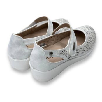 IMG 8872 - ZAPATO MUJER MYSOFT 25M208 | SALÓN CON CUÑA, DISEÑO TROQUELADO Y CIERRE DE VELCRO Zapato mujer Mysoft 25M208 - zapato de salón con cuña para mujer en color plata, con diseño troquelado, ajuste de velcro y suela antideslizante.
