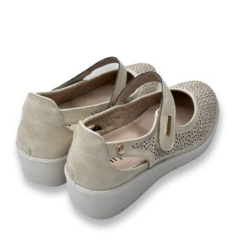IMG 8877 - ZAPATO MUJER MYSOFT 25M208 | SALÓN CON CUÑA, DISEÑO TROQUELADO Y CIERRE DE VELCRO Zapato mujer Mysoft 25M208 - zapato de salón con cuña para mujer en color arena, con diseño troquelado, ajuste de velcro y suela antideslizante.