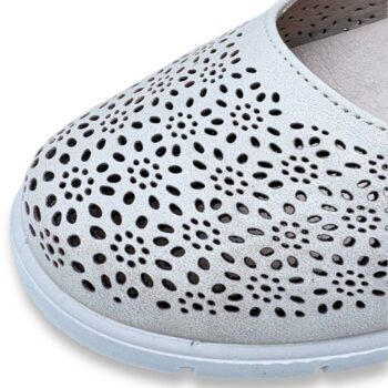 IMG 8878 - ZAPATO MUJER MYSOFT 25M208 | SALÓN CON CUÑA, DISEÑO TROQUELADO Y CIERRE DE VELCRO Zapato mujer Mysoft 25M208 - zapato de salón con cuña para mujer en color plata, con diseño troquelado, ajuste de velcro y suela antideslizante.