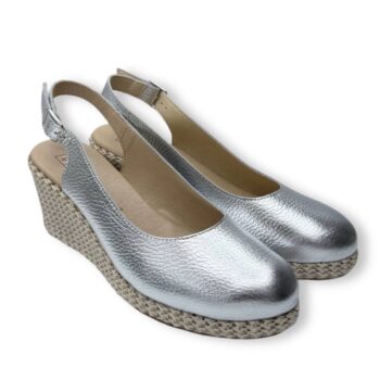 Sandalia Pitillos 10635 en color plata, diseño con cuña y destellos metalizados. Un básico versátil y cómodo para el verano.