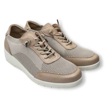 Deportivo DOCTOR CUTILLAS 40101 en color platino con tejido transpirable, cierre con cordones y suela ergonómica. Ideal para caminar con total comodidad.