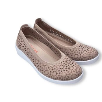 Salón DOCTOR CUTILLAS 38473 en color nude con troquelado floral y suela ergonómica. Un calzado versátil para el día a día.