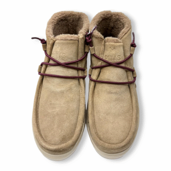 Botín de mujer Pitas color camel, con cordones elásticos burdeos y forro cálido interior.