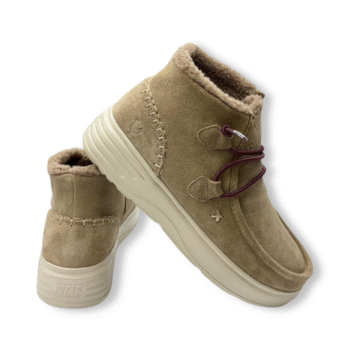 Botín de mujer Pitas color camel, con cordones elásticos burdeos y forro cálido interior.