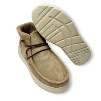 Botín de mujer Pitas color camel, con cordones elásticos burdeos y forro cálido interior.