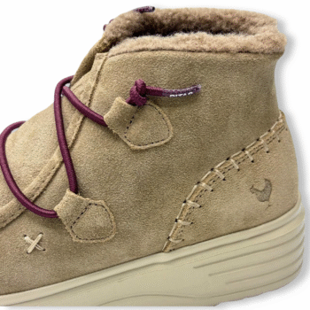 Botín de mujer Pitas color camel, con cordones elásticos burdeos y forro cálido interior.